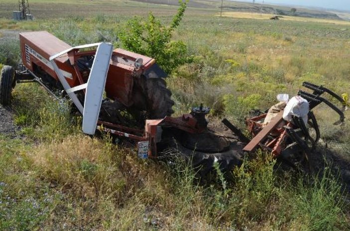 Otomobilin çarptığı traktör, ikiye bölündü: Dede öldü, torunu ve 2 kişi yaralı -5