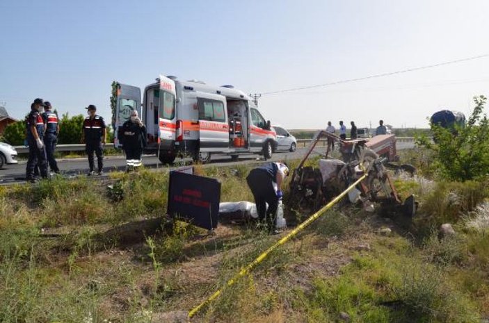 Otomobilin çarptığı traktör, ikiye bölündü: Dede öldü, torunu ve 2 kişi yaralı -6