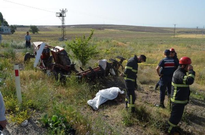 Otomobilin çarptığı traktör, ikiye bölündü: Dede öldü, torunu ve 2 kişi yaralı -4