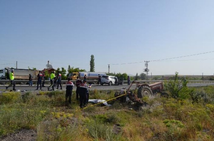Otomobilin çarptığı traktör, ikiye bölündü: Dede öldü, torunu ve 2 kişi yaralı -1