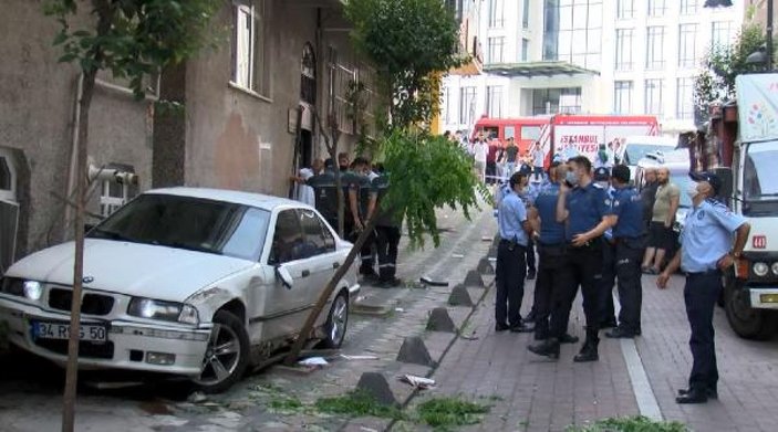 Zeytinburnu'nda otomobil, doğalgaz borularını patlattı