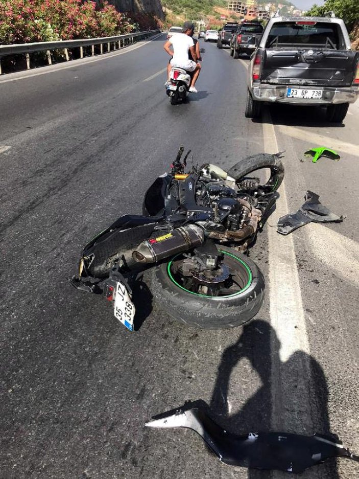 Motosiklet devrildi, kaldırıma başını vuran sürücü öldü -1