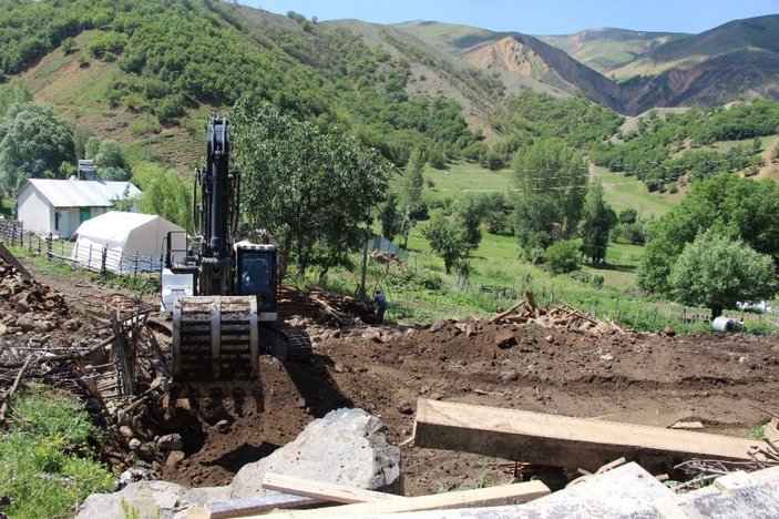 Bingöl’de deprem bölgesinde enkaz kaldırma çalışmaları başladı -4