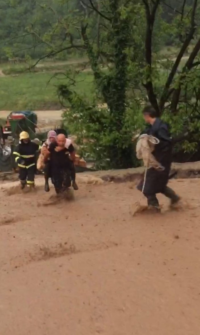 Kocaeli’de sel suları arasında sırtında köpeği ile kalan kadını ekipler kurtardı -2
