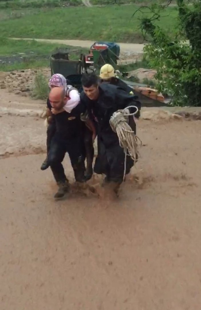 Kocaeli’de sel suları arasında sırtında köpeği ile kalan kadını ekipler kurtardı -1