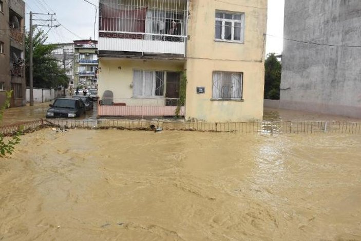 İzmir'de sağanak; dere taştı, ev ve iş yerleri su altında -9