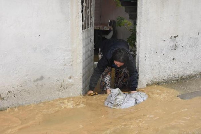 İzmir'de sağanak; dere taştı, ev ve iş yerleri su altında -5