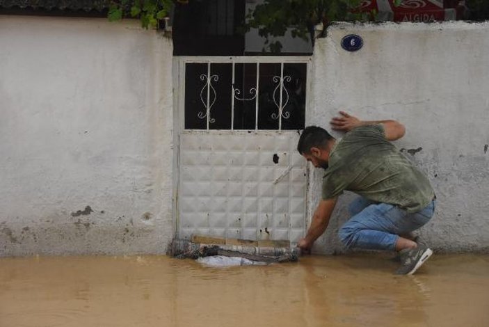 İzmir'de sağanak; dere taştı, ev ve iş yerleri su altında -7