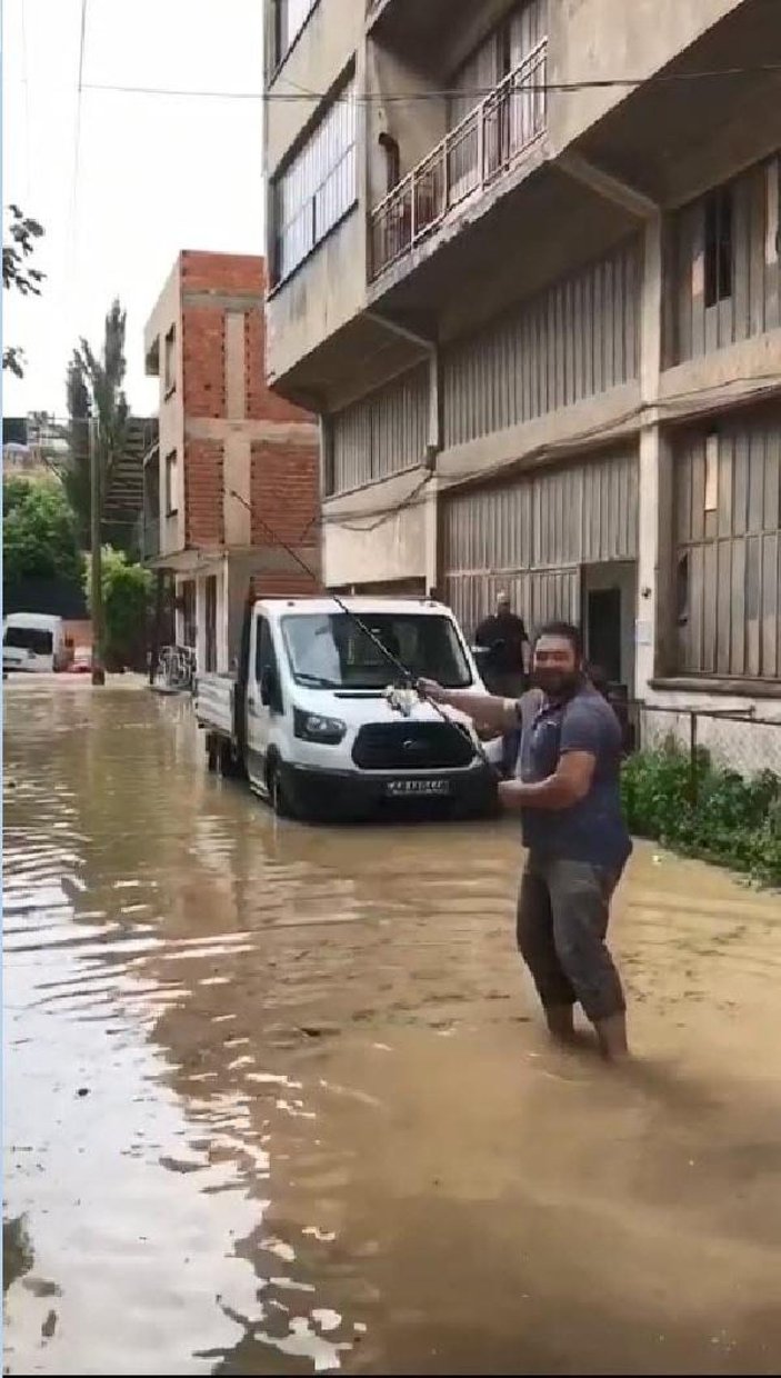 İzmir'de sağanak; dere taştı, ev ve iş yerleri su altında (2) -2