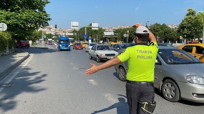 (Özel) İstanbul’da polisle tıka basa dolu minibüs arasında nefes kesen kovalamaca kamerada -1