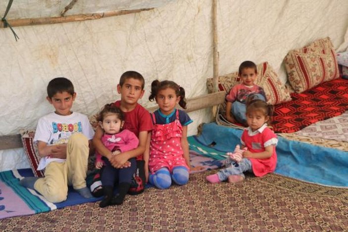 Evinde kaldıkları akrabaları dönüş yaptı, 11 kişilik aile çadırda yaşamaya başladı -4
