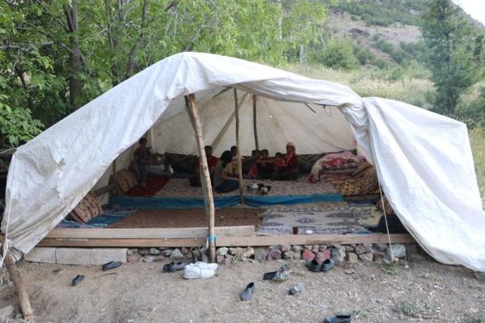 Evinde kaldıkları akrabaları dönüş yaptı, 11 kişilik aile çadırda yaşamaya başladı -1