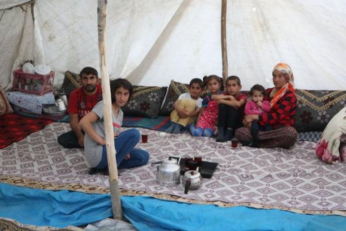 Evinde kaldıkları akrabaları dönüş yaptı, 11 kişilik aile çadırda yaşamaya başladı -3