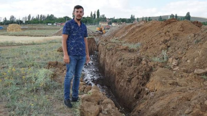 Tarlayı sulamak için yaptıkları havuzda serinliyorlar -8