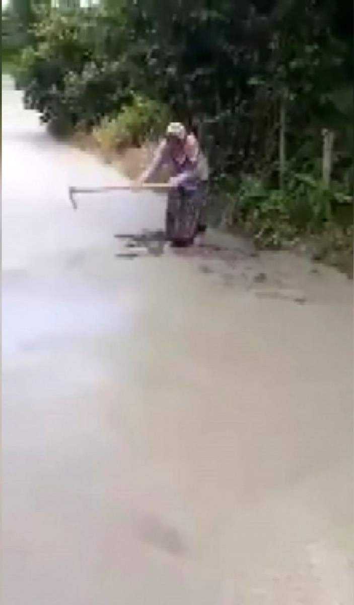Yaşlı kadın yeni dökülen beton yolu kullanılamaz hale getirdi -2