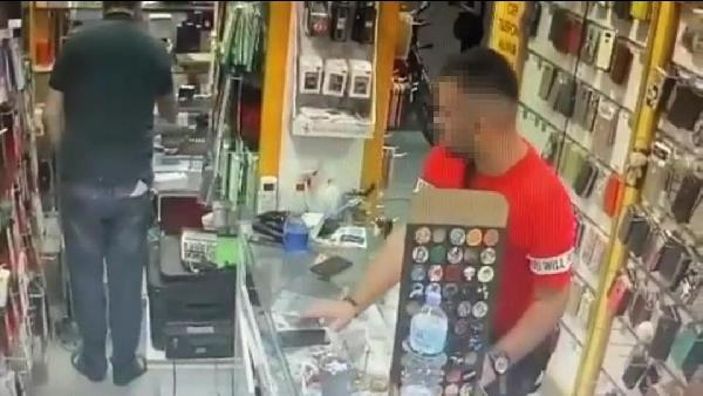 Müşteri gibi girdi, dükkan sahibinin telefonunu çaldı -4