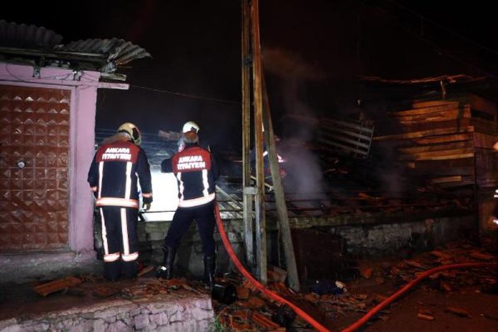 Ankara'da kundaklandığı iddia edilen 3 gecekondu yandı -1