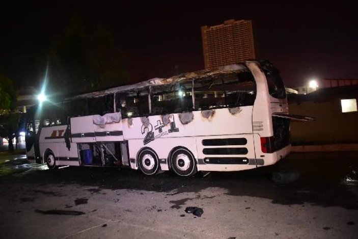 Sefere çıkmaya hazırlanan yolcu otobüsü terminalde yandı -3