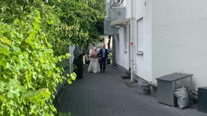 Almanya’da ‘koronavirüs gölgesinde düğün -1