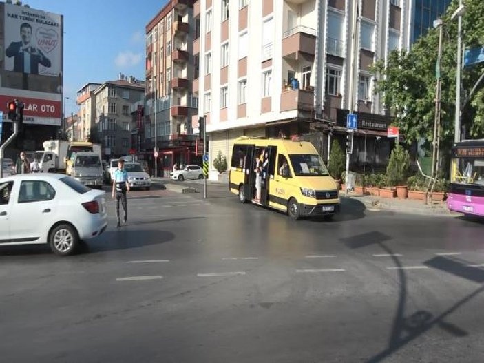 Minibüslerde maskeli izdiham: Kapılardan sarkanlar,  fazla yolcudan yan yatan araçlar -10