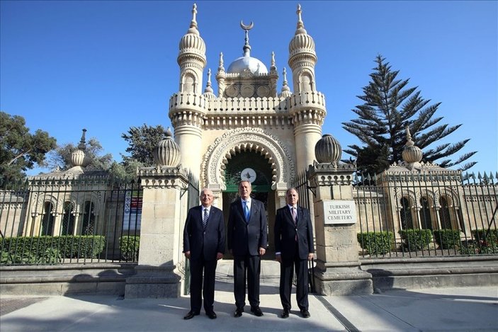 Hulusi Akar, Malta’daki Türk Şehitliği’ni ziyaret etti