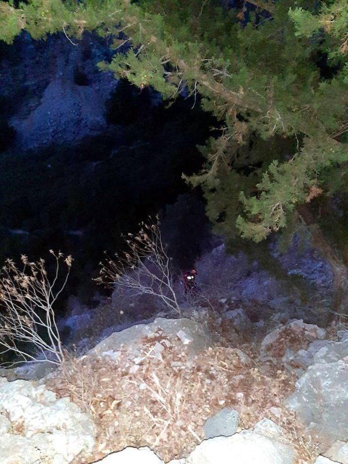 Kayalıklarda mahsur kalan tatilci kurtarıldı -4