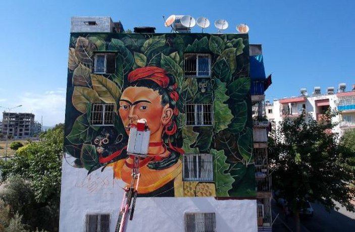 40 derece sıcakta 'Frida Kahlo'nun eserini resmediyor -4