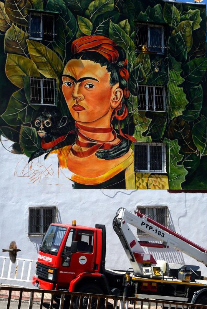 40 derece sıcakta 'Frida Kahlo'nun eserini resmediyor -6