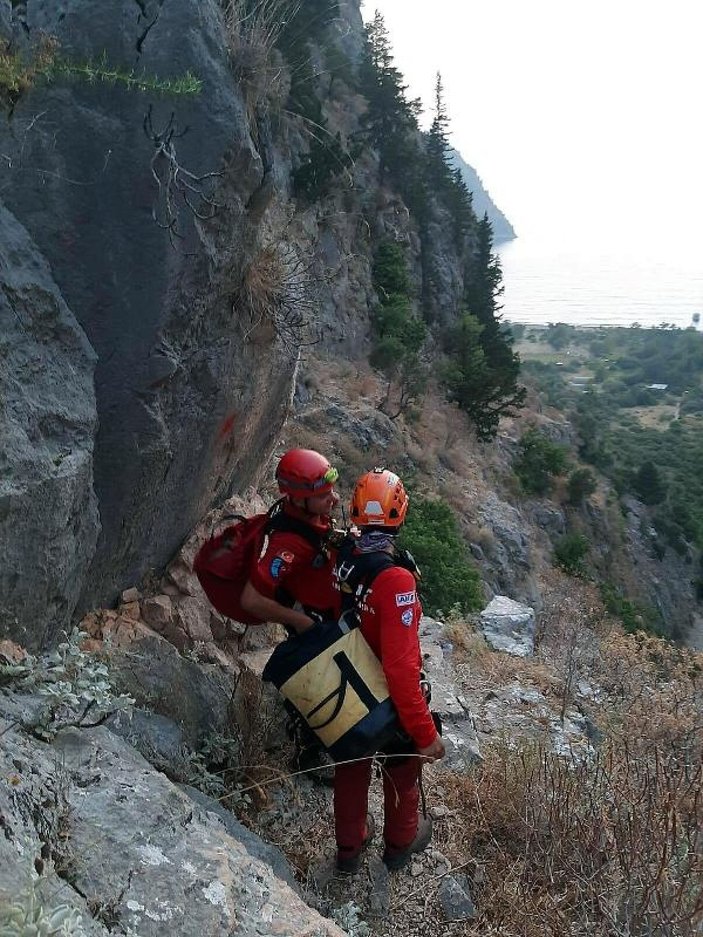 Kayalıklarda mahsur kalan tatilci kurtarıldı -7