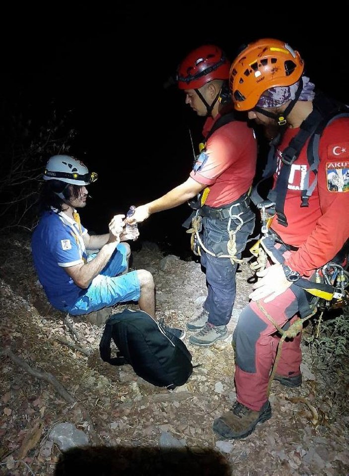 Kayalıklarda mahsur kalan tatilci kurtarıldı -1
