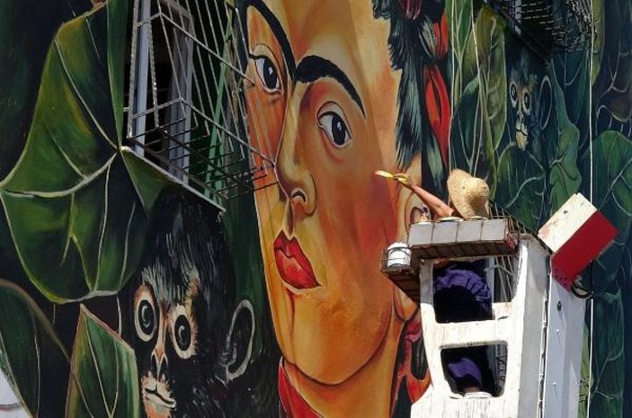 40 derece sıcakta 'Frida Kahlo'nun eserini resmediyor -2