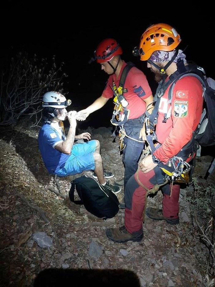 Kayalıklarda mahsur kalan tatilci kurtarıldı -3