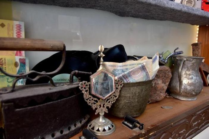 Berber salonunda antika eşyaları sergiliyor -6