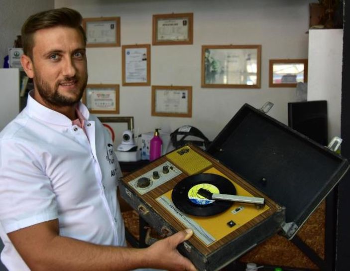 Berber salonunda antika eşyaları sergiliyor -3