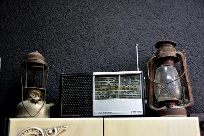 Berber salonunda antika eşyaları sergiliyor -9