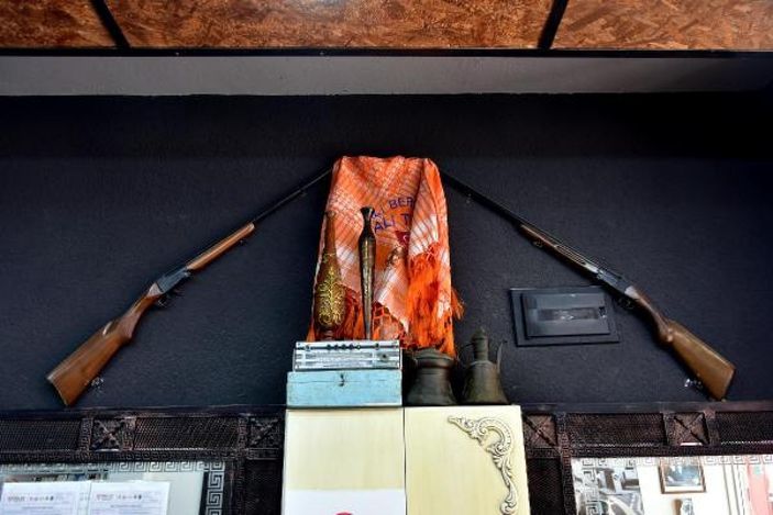 Berber salonunda antika eşyaları sergiliyor -10