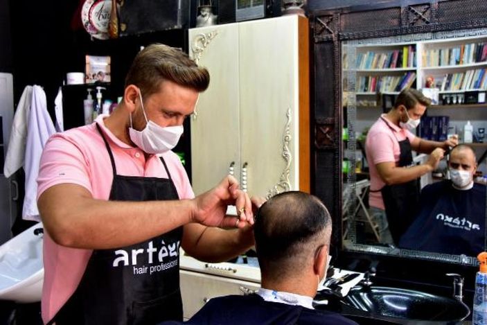 Berber salonunda antika eşyaları sergiliyor -8