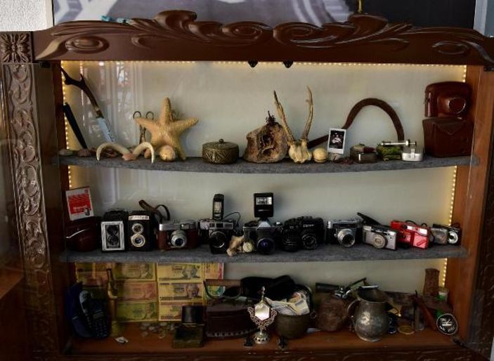 Berber salonunda antika eşyaları sergiliyor -5