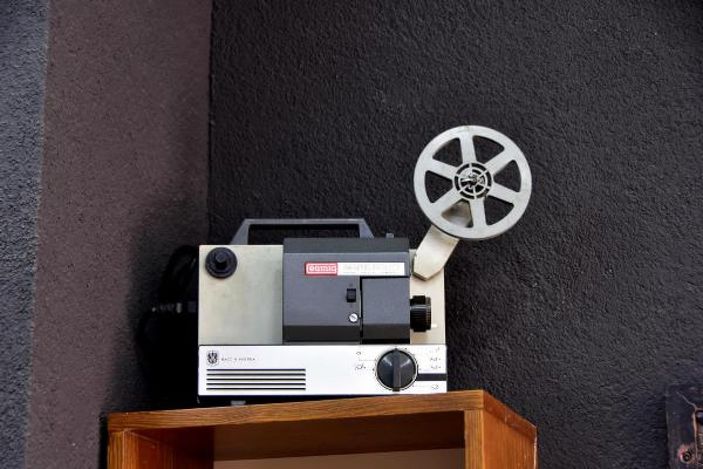 Berber salonunda antika eşyaları sergiliyor -4