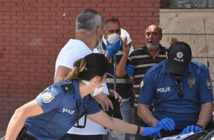 Maskesiz polise yakalandı, ceza kesilince kendisini tokatladı -5