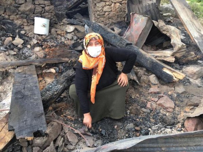 35 evin yandığı köyde, enkaz altındaki eşyalarını arıyorlar -7