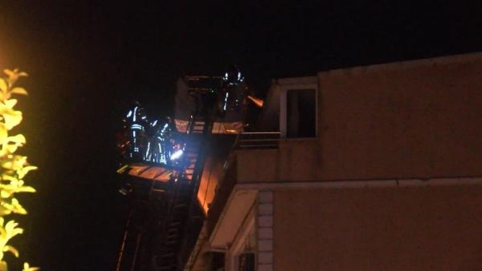 Şişli'de 3 binanın çatısı alev alev yandı -10