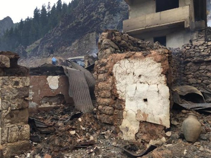 35 evin yandığı köyde, enkaz altındaki eşyalarını arıyorlar -4