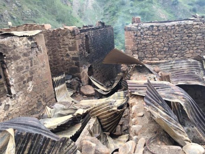 35 evin yandığı köyde, enkaz altındaki eşyalarını arıyorlar -6