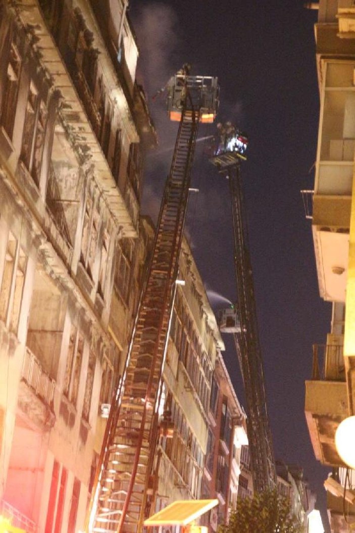 Şişli'de 3 binanın çatısı alev alev yandı -8