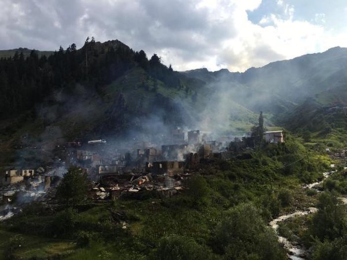 35 evin yandığı köyde, enkaz altındaki eşyalarını arıyorlar -1