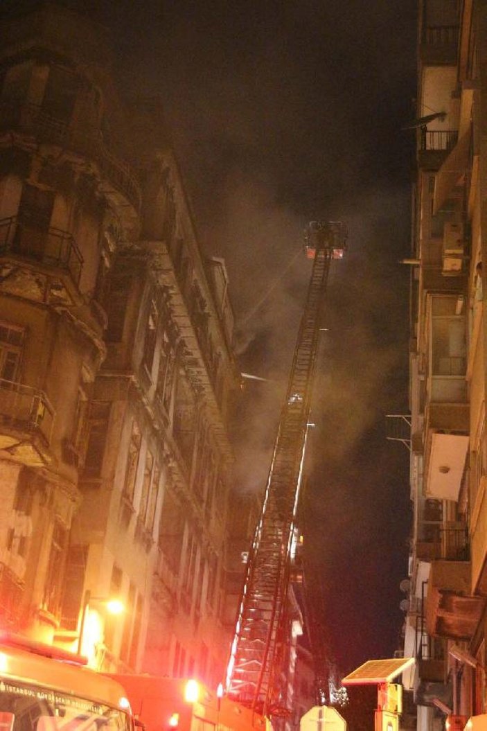 Şişli'de 3 binanın çatısı alev alev yandı -7