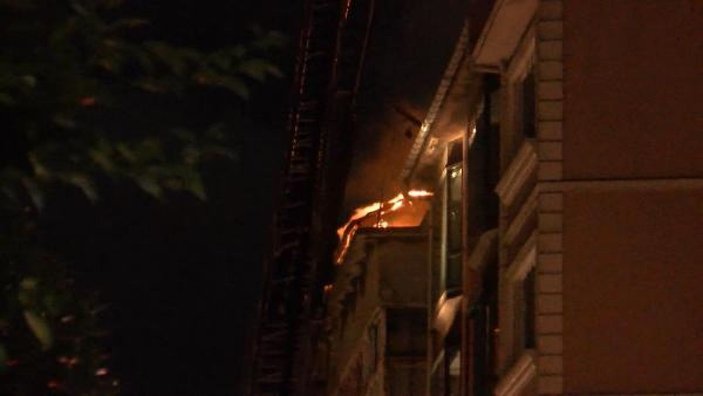 Şişli'de 3 binanın çatısı alev alev yandı -9