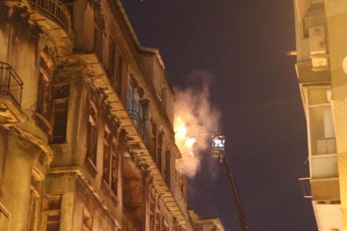 Şişli'de 3 binanın çatısı alev alev yandı -3
