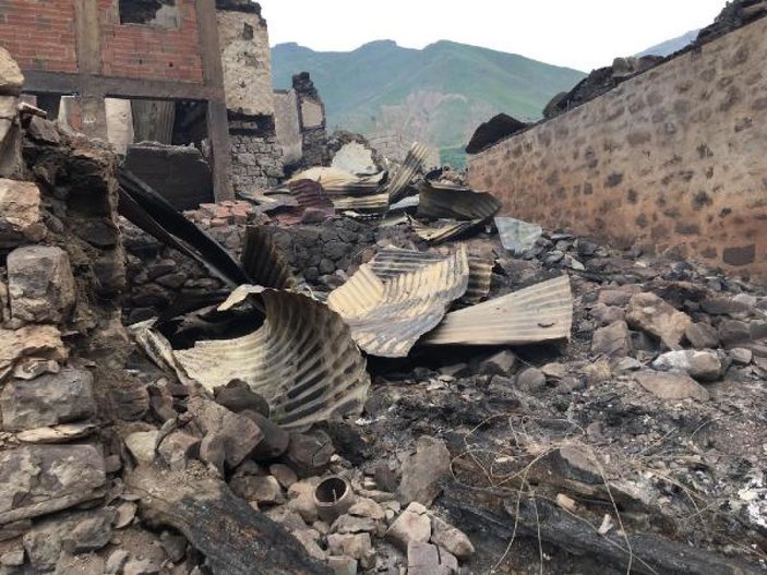 35 evin yandığı köyde, enkaz altındaki eşyalarını arıyorlar -5